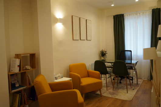 Vistas de la entrada y salida del despacho amarillo de Uniria Psicología