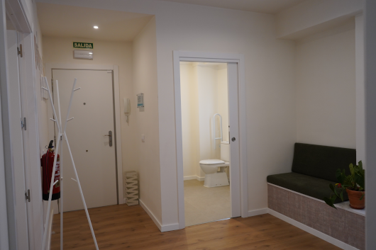 Vistas de la recepción y el baño de Uniria Psicología